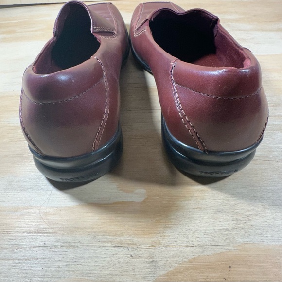 Trotters Courtney Burgundy Leather Slip-On Shoes Women’s Size 8 Wide - Picture 6 of 8